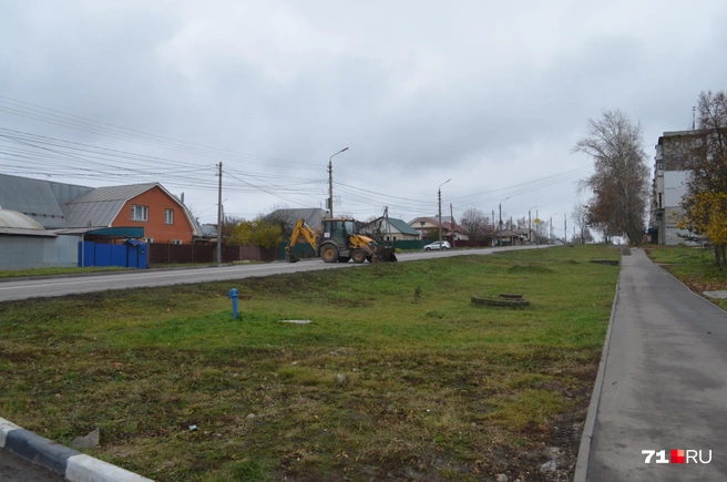 После прибытия специалистов, дорогу закрыли с помощью трактора | Источник: Максим Улитов / 71.RU