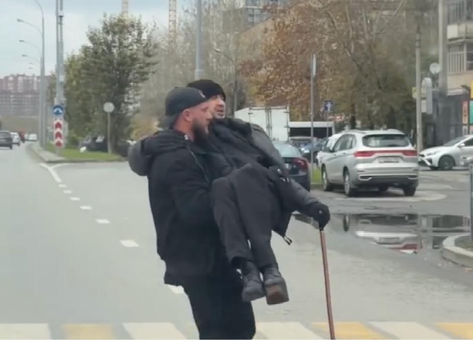 В Екатеринбурге водитель перенес на руках инвалида через оживленную улицу — трогательное видео