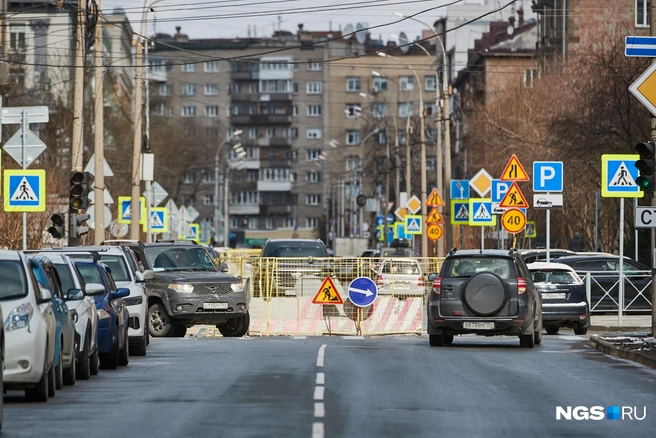 Водители особенно страдают из-за ремонтных работ: они попадают в пробку | Источник: Александр Ощепков / NGS.RU