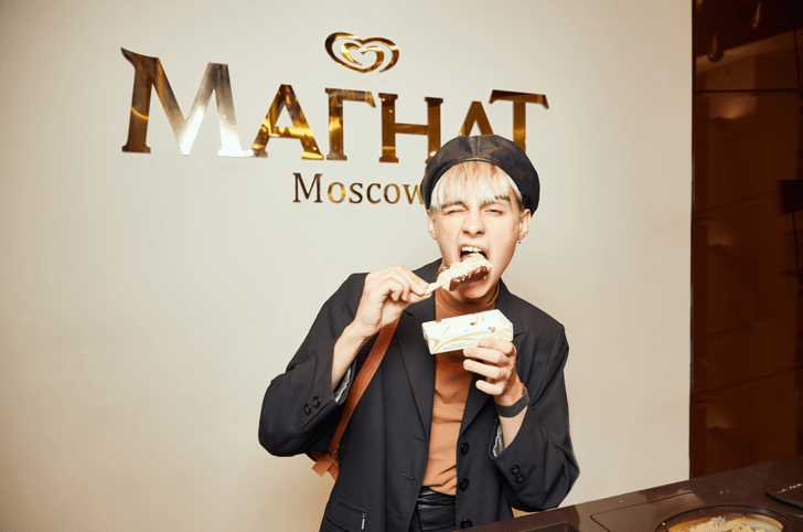 Настасья Самбурская и Мария Миногарова запустили флешмоб на заключительной вечеринке в «Магнат баре»