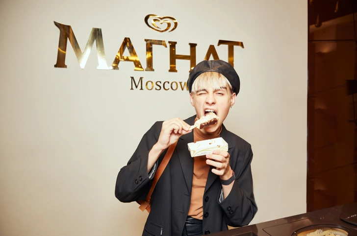 Настасья Самбурская и Мария Миногарова запустили флешмоб на заключительной вечеринке в «Магнат баре» | thegirl.ru