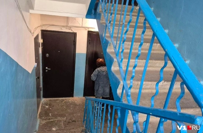 Утром в квартиру, где накануне прогремел взрыв, зашла женщина | Источник: Ирина Яковлева / V1.RU