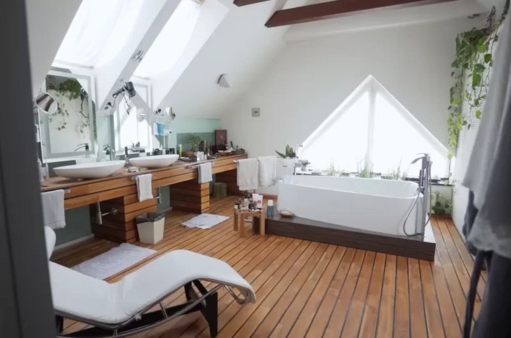 Роскошная ванная с массажным столом и крслом для косметических процедур