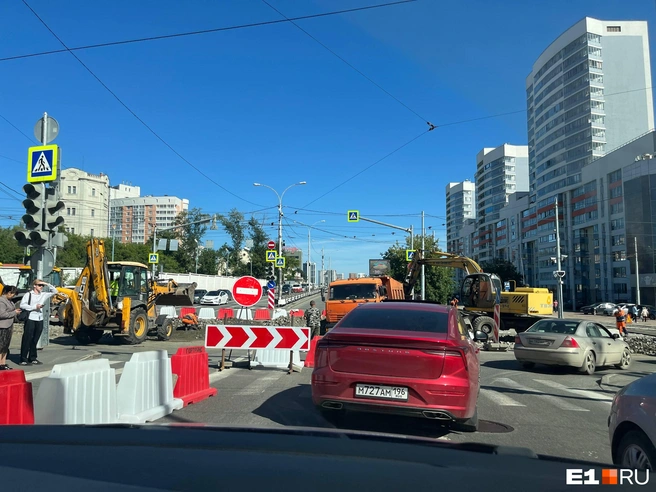 Перекрёсток закрыли полностью | Источник: Анастасия Якупова / E1.RU