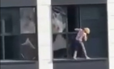 В Уфе женщина вылезла на карниз 18-го этажа, чтобы протереть окно (видео)