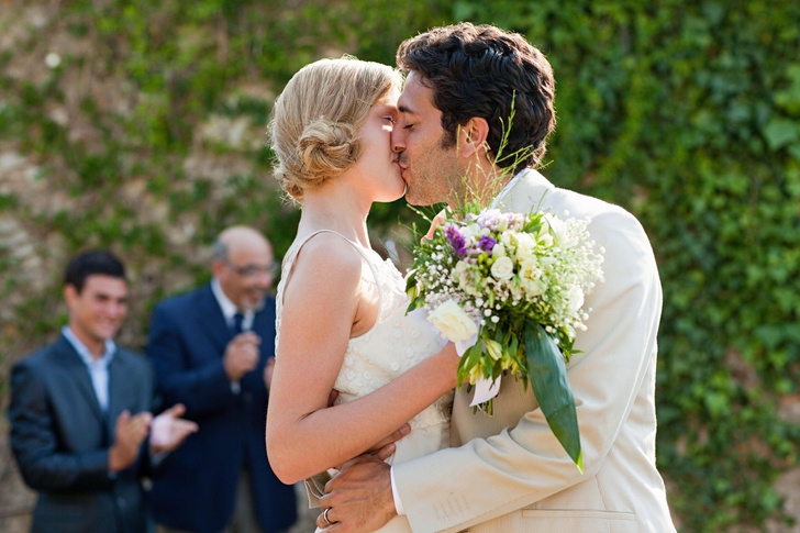 Почему отпускают голубей и бьют бокалы: самые счастливые свадебные приметы