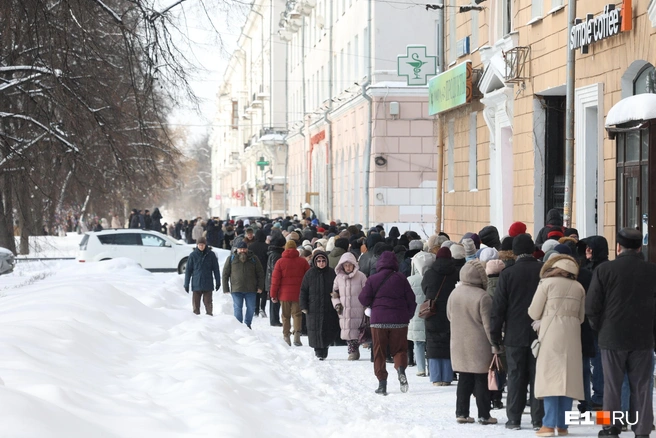 Пока шло прощание, толпа на улице только росла | Источник: Владислав Лоншаков / E1.RU
