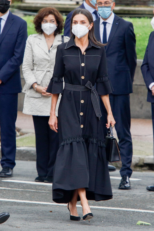 Фото №1 - Черное платье-колокол с акцентом на талии: королева Летиция показывает простое, но эффектное платье для выхода в свет