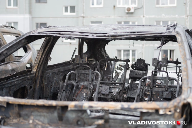 Когда приехали пожарные, малолитражка сгорела полностью | Источник: Елена Буйвол / VLADIVOSTOK1.RU