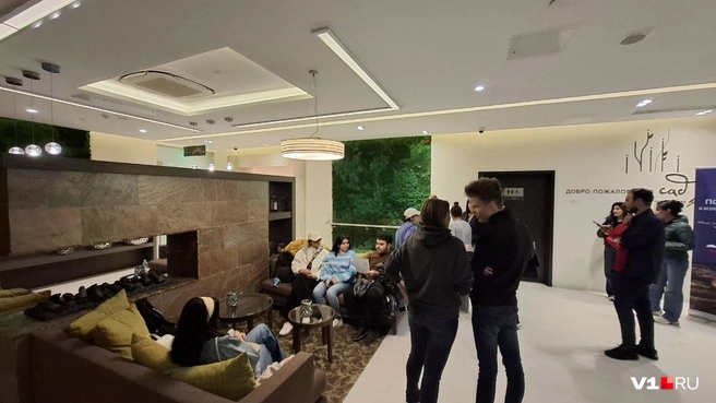 Фанаты надеются увидеть любимых футболистов перед игрой | Источник: Тимофей Крылов / V1.RU