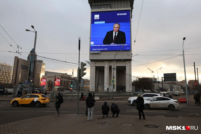 Москвичи следят за прямой линией | Источник: Артём Устюжанин / MSK1.RU