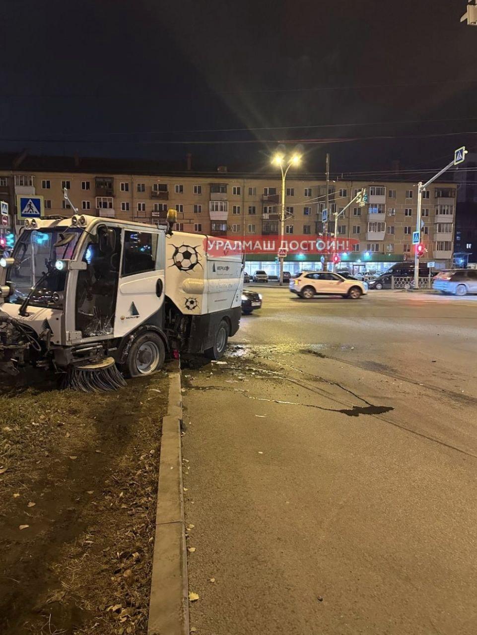 В Екатеринбурге неадекватный водитель прокатил уборщика на капоте: видео