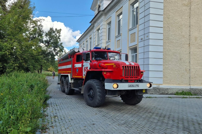 К зданию школы приехали пожарные и полицейские | Источник: Администрация Ревды / Vk.com