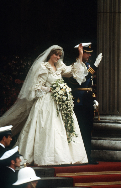 Как принцесса Диана ввела опасную для жизни традицию на всех королевских свадьбах