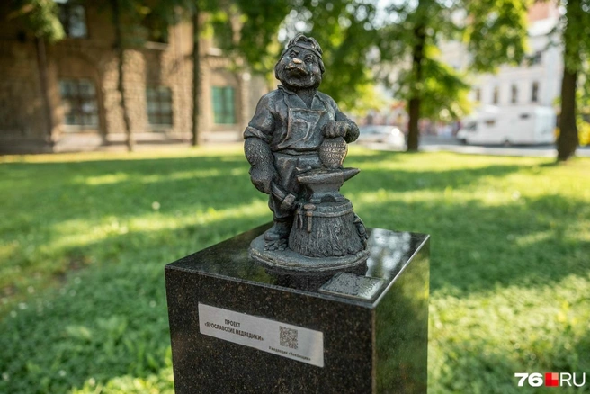 Медведиков можно найти по всему городу. На фото&nbsp;— медведь «Чеканщик» | Источник: Александр Куренной / 76.RU
