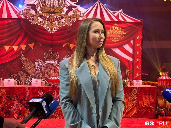 Каждый день Людмила Суркова в одиночку входит в клетку к Клепе, Пирату, Тору, Кингу, Шерхану, Чаре, Джине, Лексусу и Рокси | Источник: Ксения Бирюкова / 63.RU