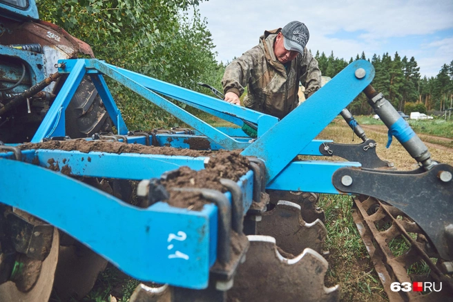 На тракторе — дисковая борона | Источник: Роман Данилкин / 63.RU