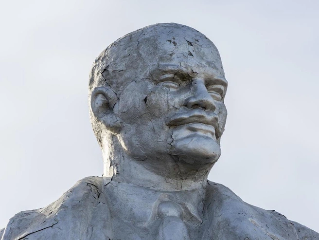 Время не стерло доброты во взгляде этих памятников Ленину | Источник: Константин Завриков