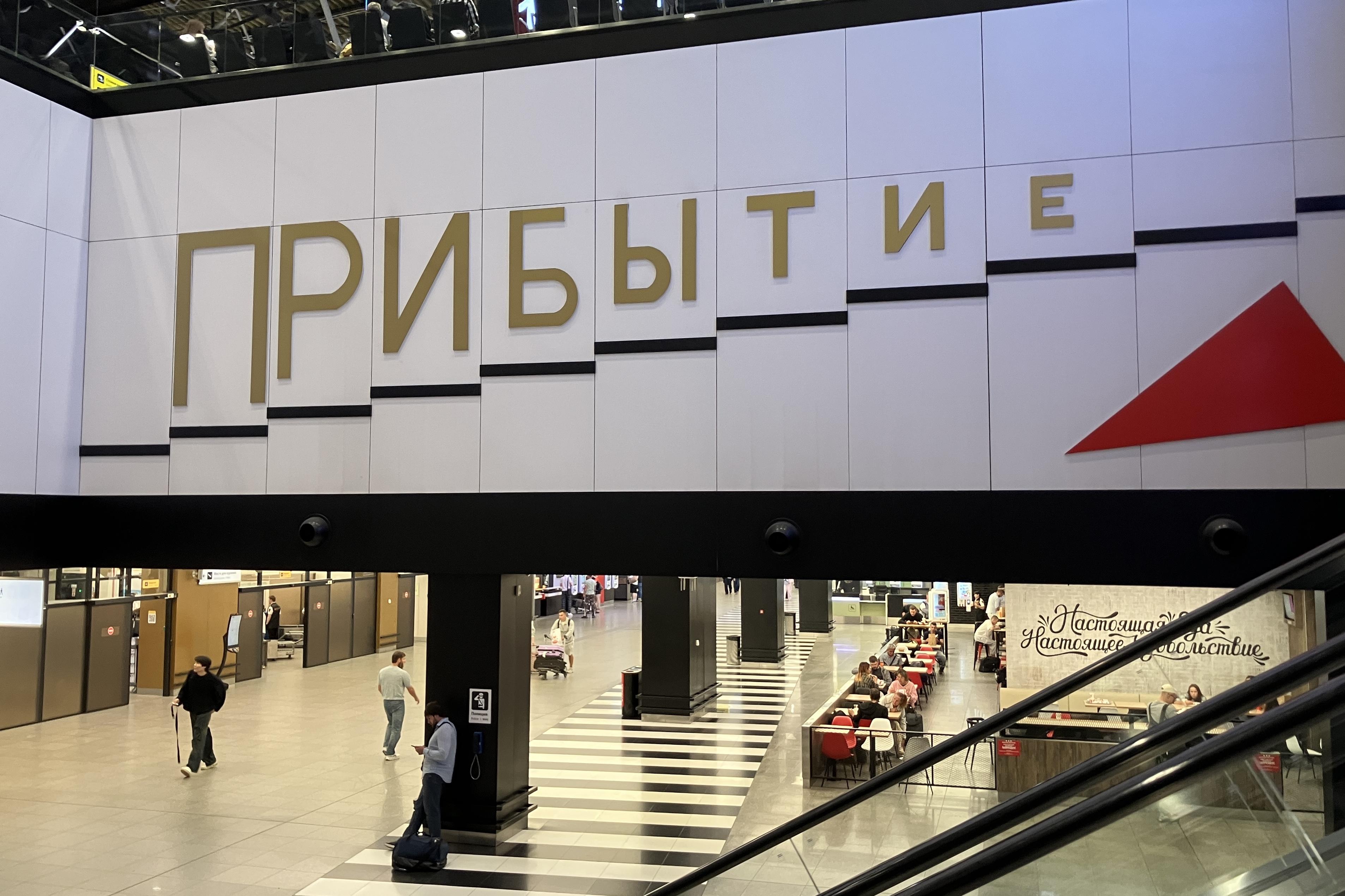 Летевшие в Москву самолёты приземлились в Пулково. Часть пассажиров вернётся в столицу иным путём