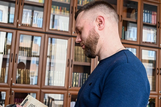 Антон работает с бумажными книгами, но сам читает в основном электронные: физически не получается покупать все интересные бумажные издания | Источник: Ева Михалевская / NGS.RU