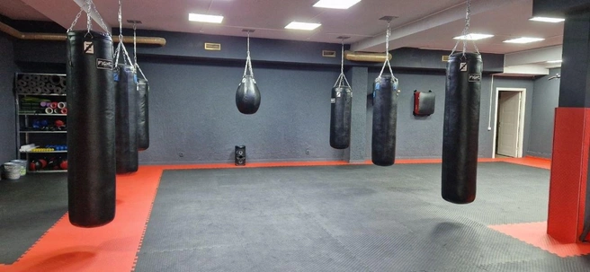 Дети занимаются в оборудованных и безопасных залах | Источник: Rocky Boxing School