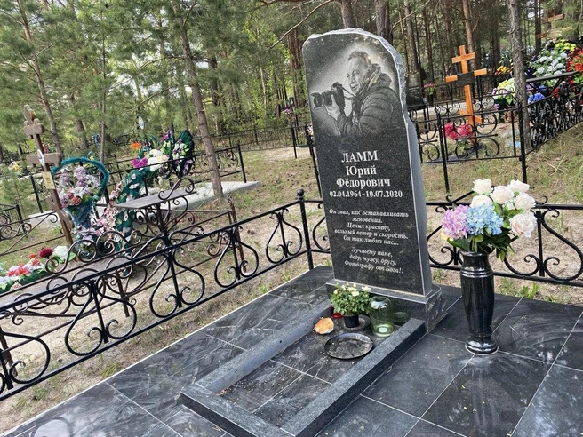 Иногда покойных изображают с важными для них атрибутами | Источник: Ирина Господаренко / NGS22.RU