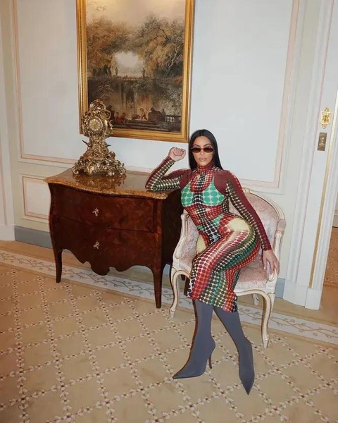 Ким Кардашьян в платье Jean Paul Gaultier aw95/96, 2020 | Источник: @kimkardashian