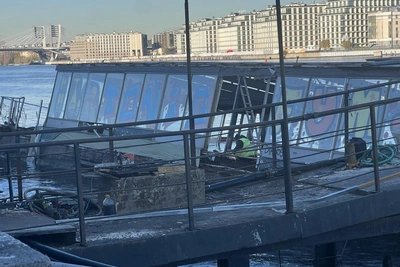 Затонувший ресторан Aquarel Hall начали распиливать