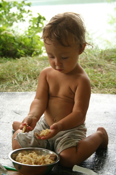 Ребенок ест руками