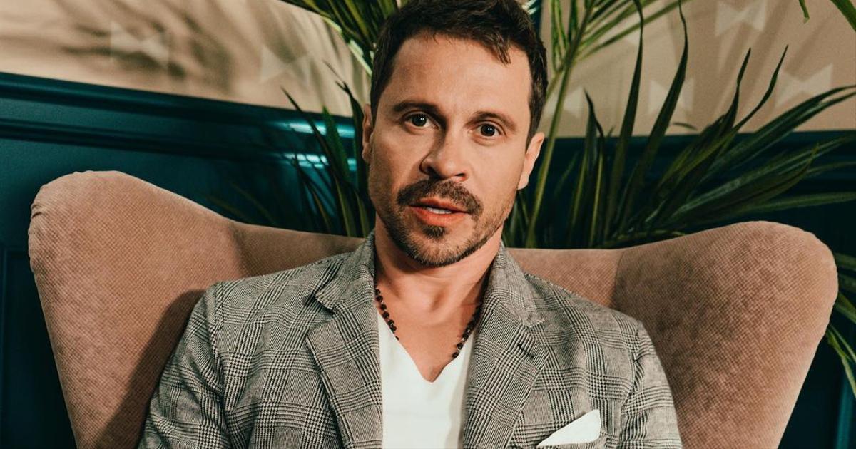 женщина делает предложение. прежде чем я успел признаться своей девушке. доминант в отношениях. парень обнимает девушку. прежде чем я успел признаться своей девушке.