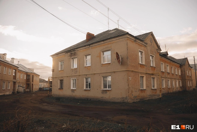 Десять лет назад семья купила трехкомнатную квартиру в Буланаше, не догадываясь, что дом, где они будут жить, скоро начнет разваливаться на глазах | Источник: Кирилл Кушнов / E1.RU
