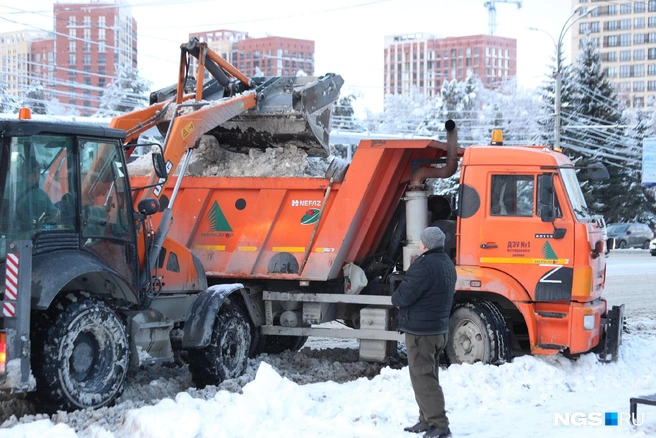 Один «Камаз» вывозит около 15 «кубов» снега | Источник: Андрей Бортко / NGS.RU