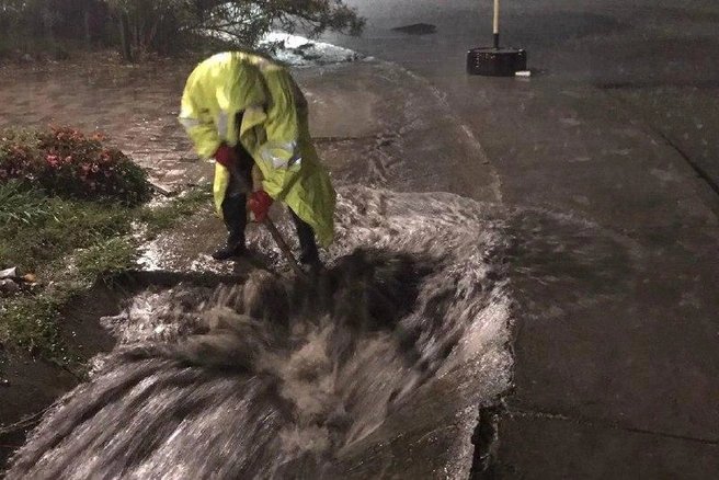 Локально фиксировались подтопления проезжей части и придомовых территорий, в частности в микрорайонах улицы Донская и Лоо | Источник: Sochi.ru