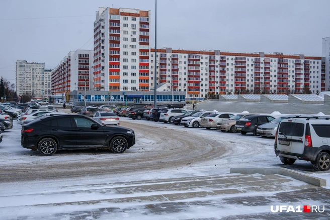 Грязный снег на парковке | Источник: Булат Салихов / UFA1.RU
