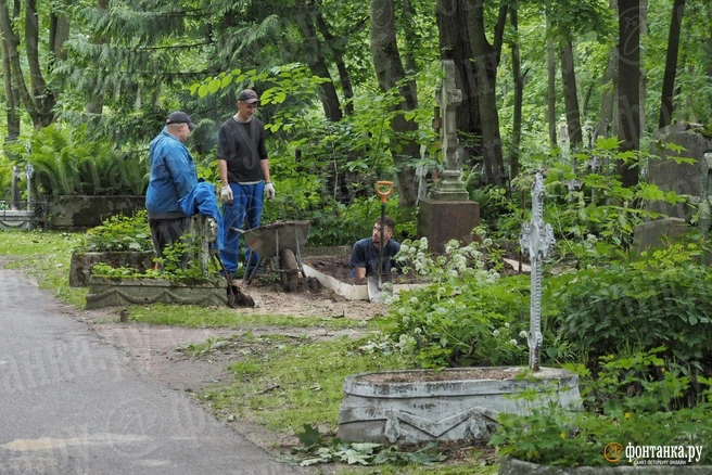 На Смоленском кладбище выкопали могилу. Завтра там пройдут похороны экс-министра транспорта Романа Старовойта | Источник: Михаил Огнев / «Фонтанка.ру»