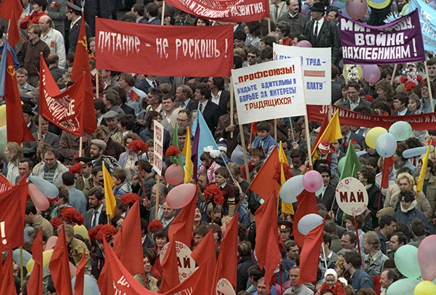 Праздничная демонстрация 1 мая 1990 года превратилась в акцию протеста | Источник: Сергей Субботин / РИА
