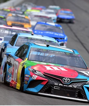 Гонщика NASCAR отстранили от участия в турнире за расистское слово во время онлайн-гонки