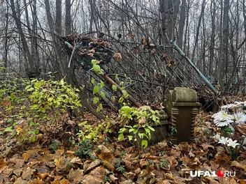 Оградку вырвало из земли | Источник: Екатерина Чижик / UFA1.RU