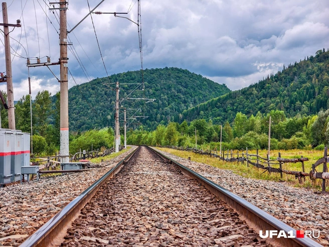 Железная дорога, которая ведет в село | Источник: Булат Салихов / UFA1.RU
