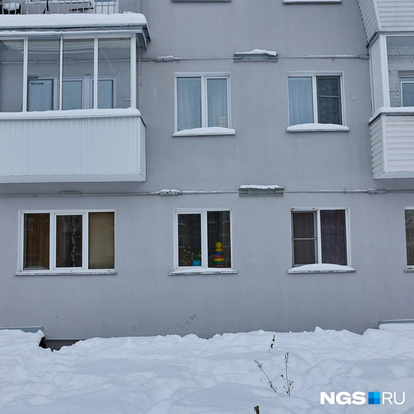 Так выглядит здание на улице Новогодняя, 21. Обратите внимание на стяжки на доме&nbsp;— их установили, чтобы спасти его от обрушения | Источник: Александр Ощепков / NGS.RU