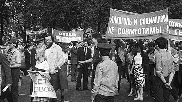 Фото №1 - Минздрав РФ заявил о поддержке закона о запрете продажи алкоголя до 21 года другими ведомствами