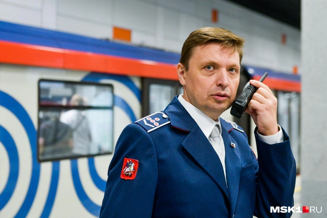 Представляете, если ваш разговор с другом подслушают… в метро? | Источник: Артем Устюжанин / MSK1.RU