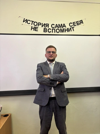 Учитель ведет уроки истории и обществознания, а также занимается профилактической работой | Источник: Сергей Намятов