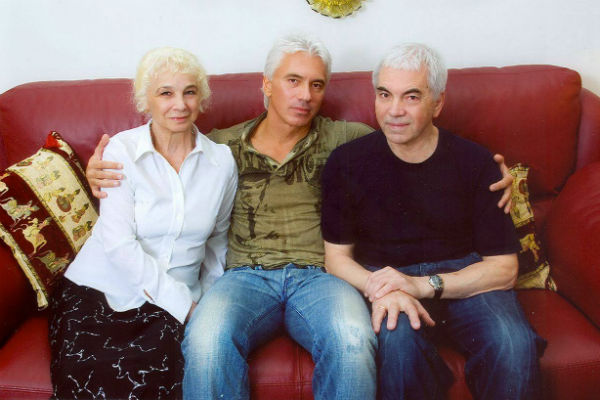 Всеми переживаниями по поводу болезни певец делился с мамой Людмилой Петровной и отцом Александром Степановичем