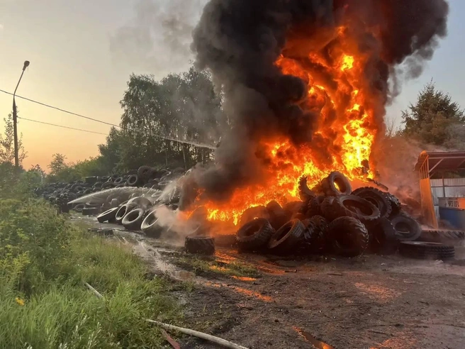 БПЛА попал в многоэтажку в Чехове, на территории завода — пожар. Что известно об атаке беспилотников на Москву: онлайн-трансляция | Источник: «Михаил Собакин | Чехов» / T.me