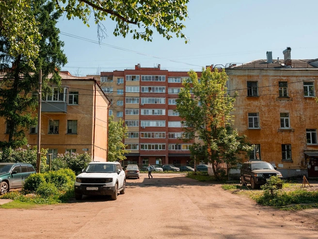 Постройки 1950-х и современные здания расположены вплотную | Источник: Александр Куренной / 76.RU