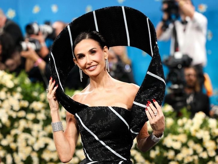 Не узнать: как новая стрижка сделала Деми Мур на 10 лет моложе (вам тоже такая нужна) | marieclaire.ru