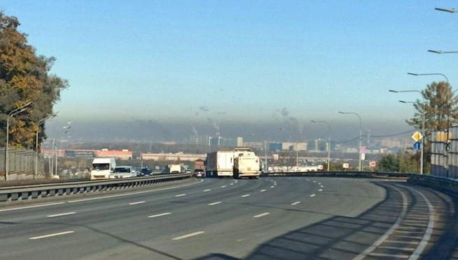 Небо над городом 19 октября. «Вот такой ядовитый смог висел сегодня над городом. Даёшь экологичный транспорт!» — прокомментировал популяризатор науки Георгий Хохлов | Источник: AstroGeorge