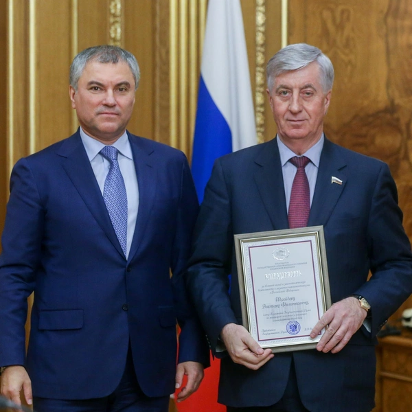 Виктор Шрейдер с председателем Государственной Думы Вячеславом Володиным  | Источник: «Виктор Шрейдер» / Vk.com