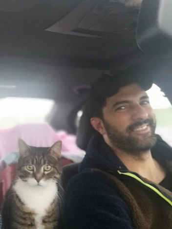 И берет его с собой повсюду | Источник: enginakyurek / Instagram (экстремистская организация, деятельность запрещена на территории РФ)